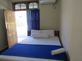 Deluxe Room | Desk, bed sheets