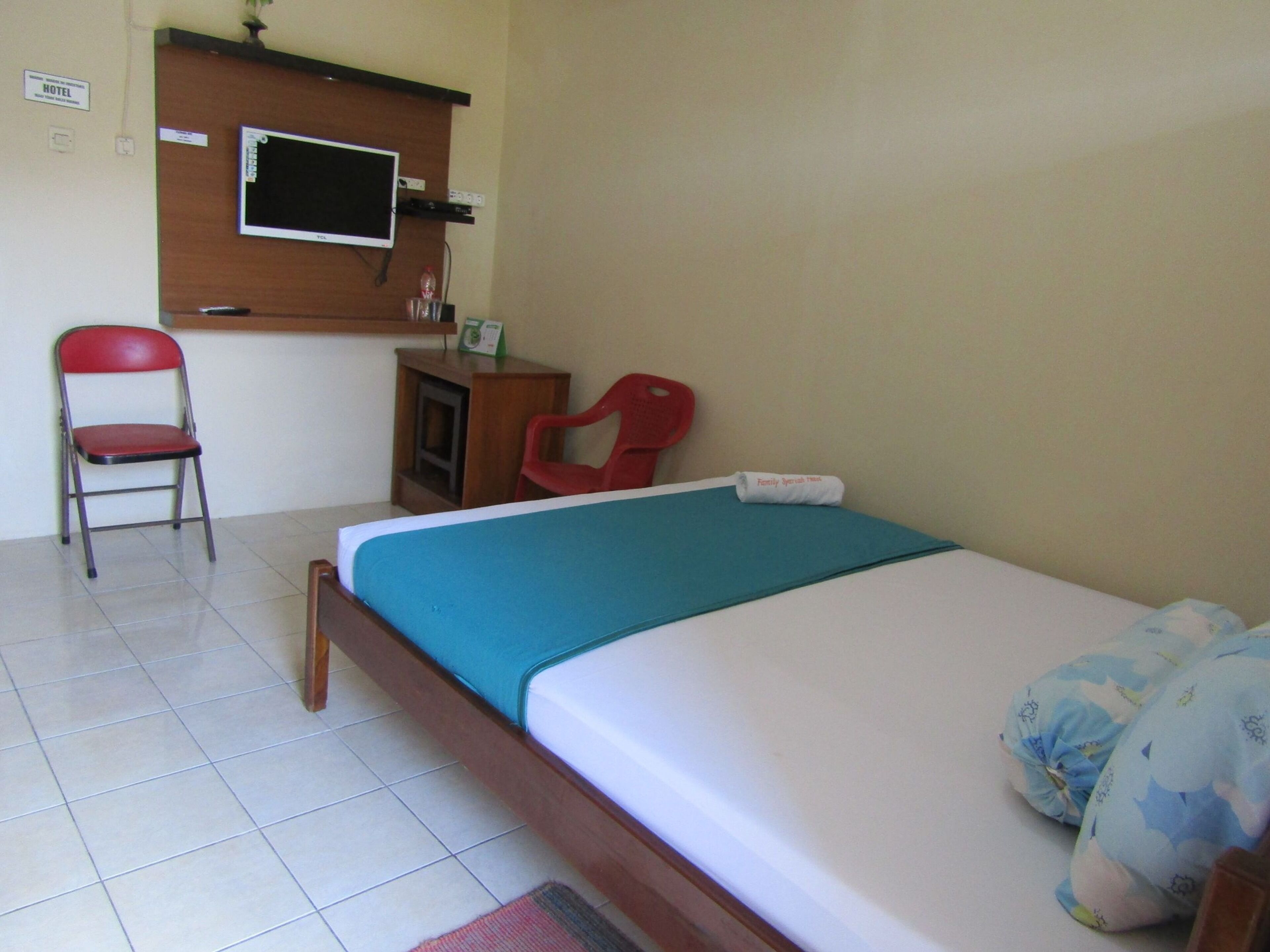 Escritorio y ropa de cama 