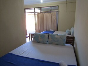 Habitación triple | Escritorio y ropa de cama 