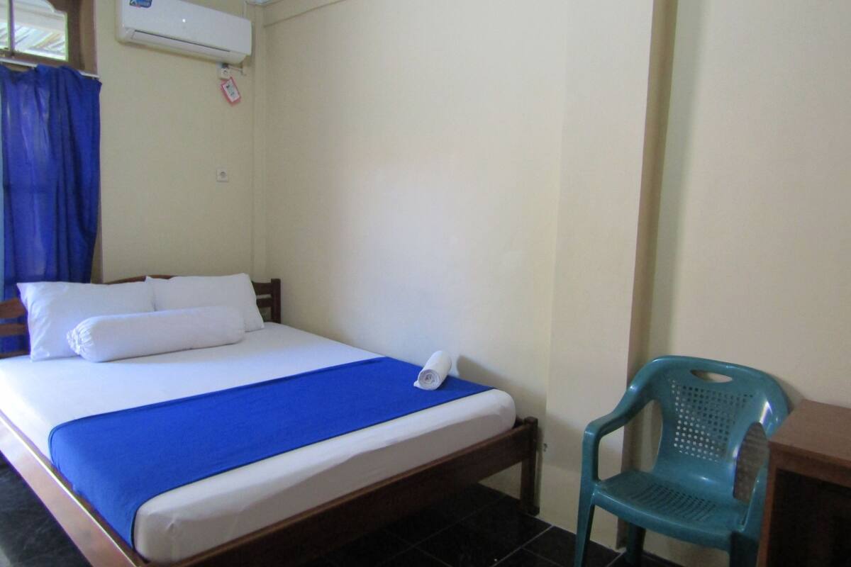 Kamar Deluks | Meja kerja dan seprai linen