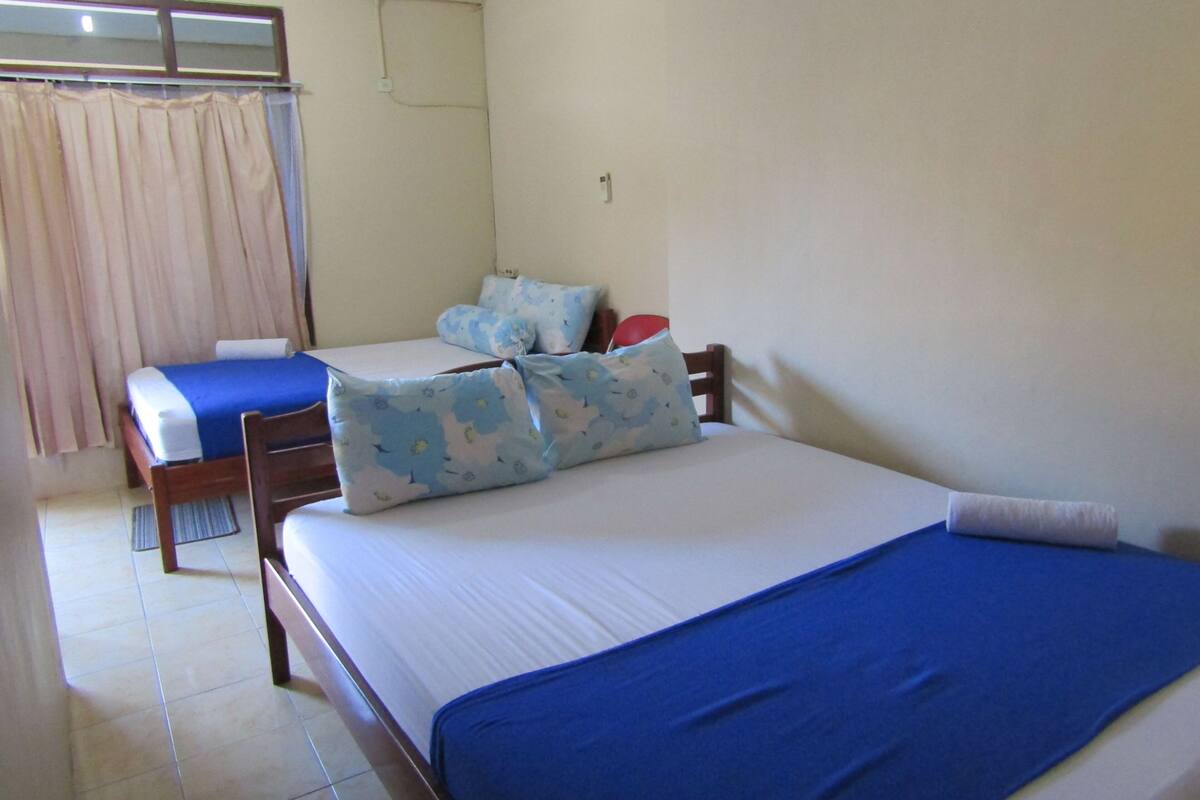 Kamar Triple | Meja kerja dan seprai linen