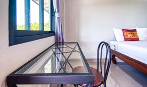 Desk, free WiFi, bed sheets - Tyler Naiyang (Sa Khu)