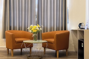 ห้องดีลักซ์ | มินิบาร์, โต๊ะทำงาน, พื้นที่ทำงานแบบใช้แล็ปท็อป, Wi-Fi ฟรี