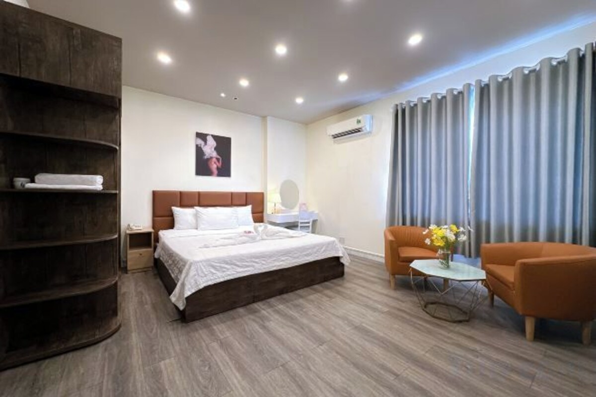 Minibar, desk, laptop workspace, WiFi (free)