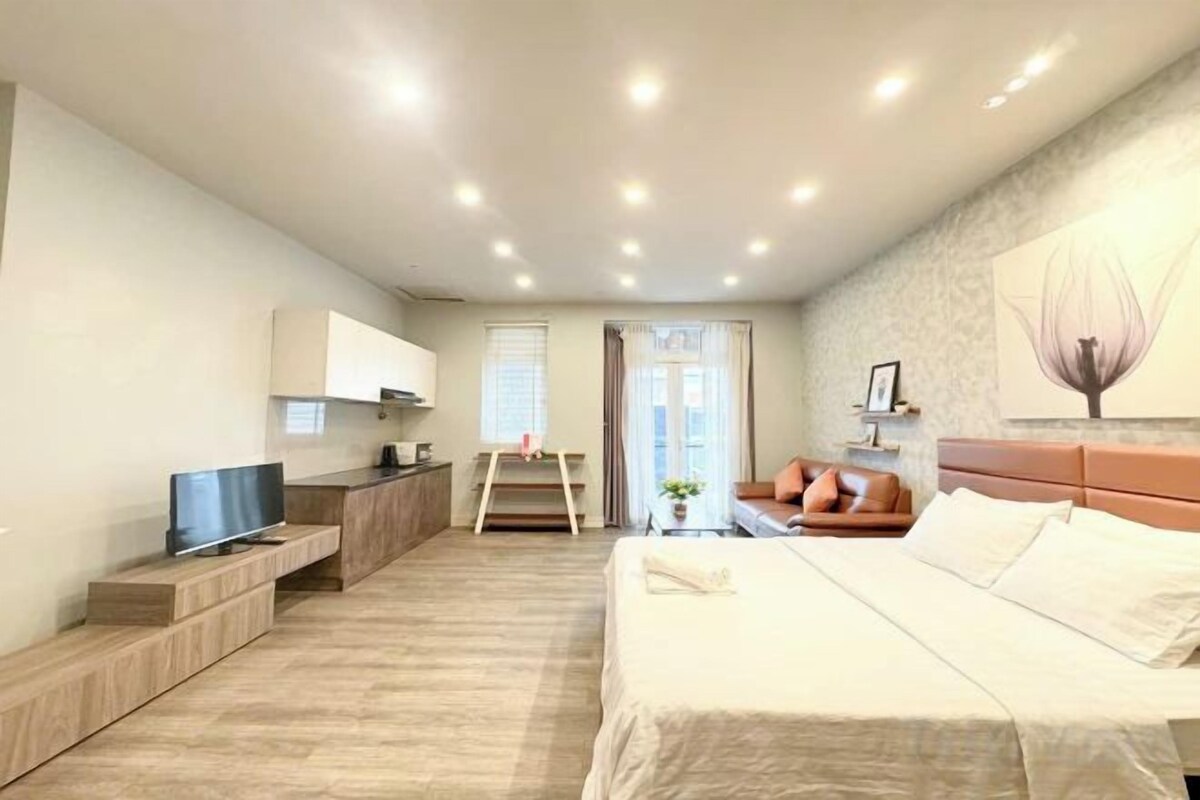 Minibar, desk, laptop workspace, WiFi (free)