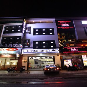 Front of property - evening/night - Quang Chien Hotel by Zuzu (Da Lat)