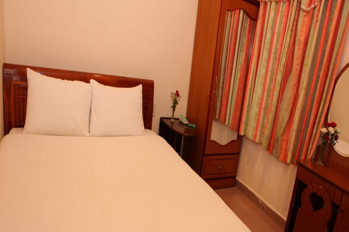 Desk, laptop workspace, free WiFi, bed sheets