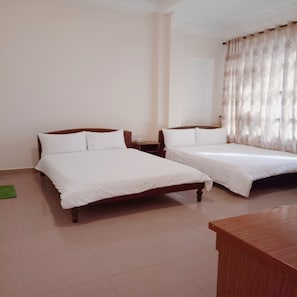 Desk, laptop workspace, free WiFi, bed sheets - Quang Chien Hotel by Zuzu (Da Lat)