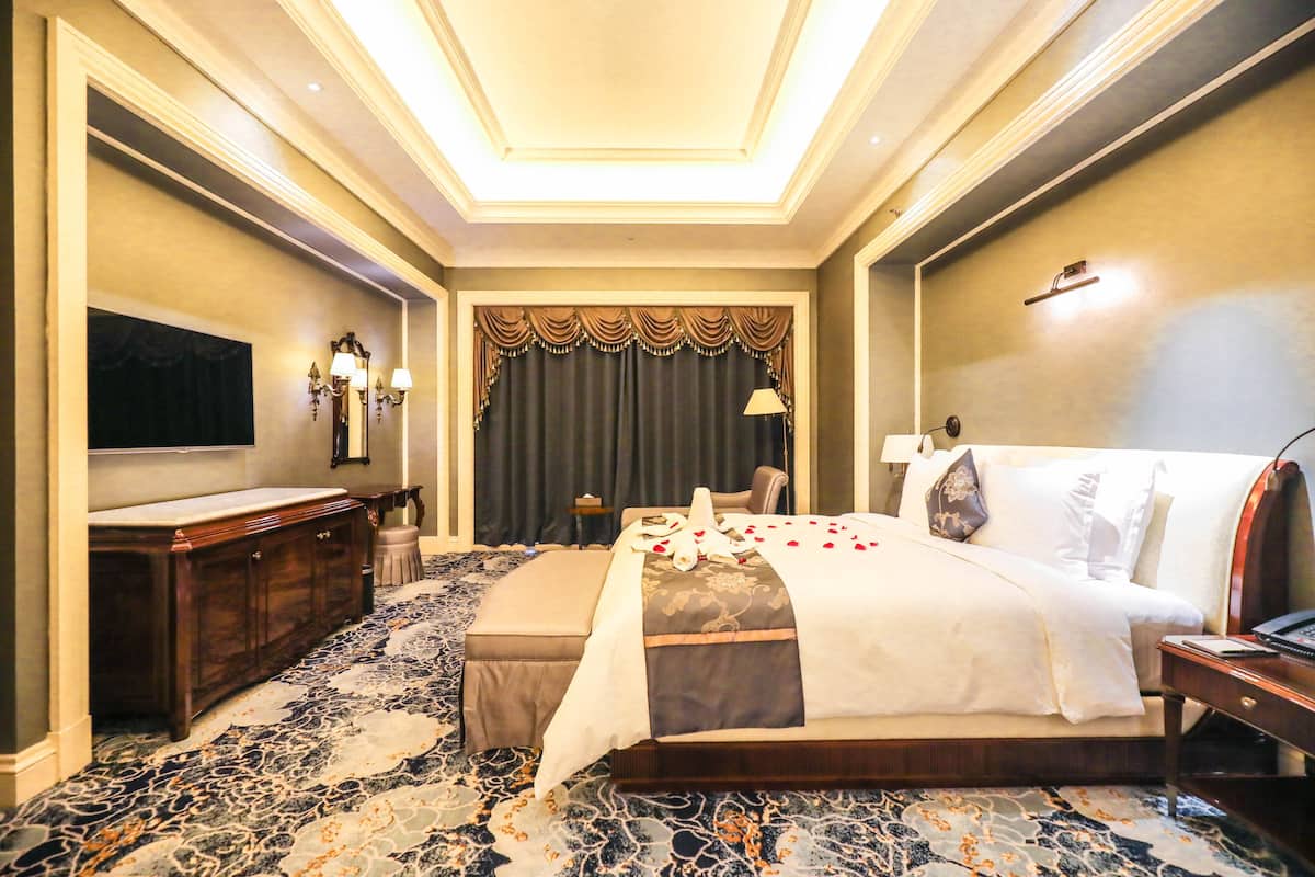 Blackout drapes, free WiFi, bed sheets