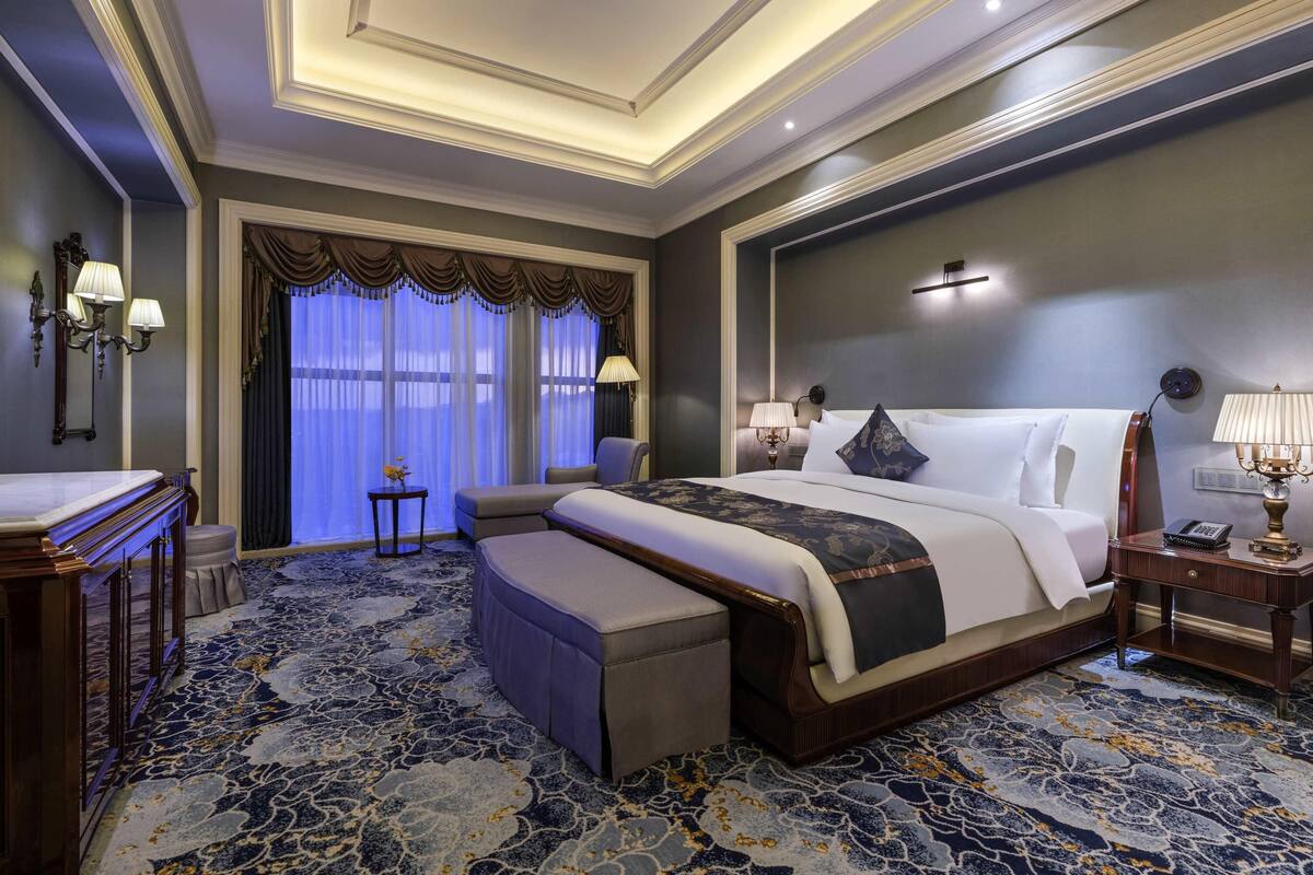 Cortinas opacas, wifi gratis, ropa de cama