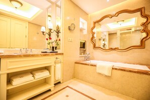 Phòng Deluxe | Phòng tắm | Bồn tắm và buồng tắm vòi sen riêng, vòi sen phun mưa 