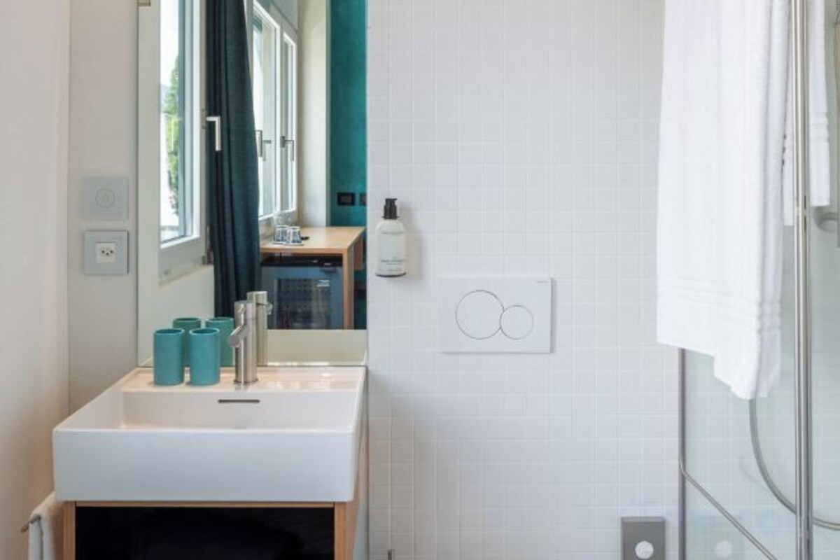 Shower, free toiletries, hair dryer, towels