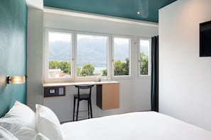 Down comforters, pillowtop beds, free minibar, in-room safe - Riva Rooms & Studios (Minusio)
