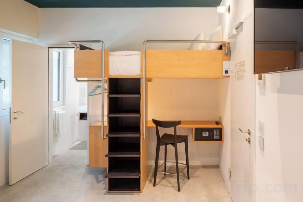Down duvets, pillow-top beds, free minibar, in-room safe