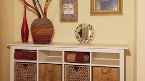 A wooden console table with woven baskets and a mirror. - Il Fienile -The Barn at Rose Cottage in Tuscany (Caniparola Fosdinovo,)
