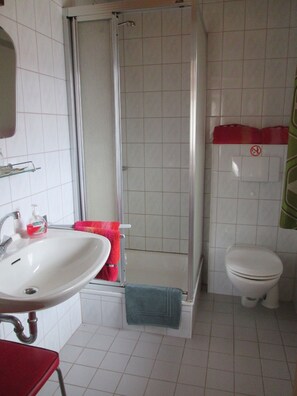 Double Room | Bathroom | Shower, hair dryer - Gasthaus zum Goldenen Ross (Creglingen)
