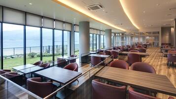 Breakfast and dinner served, ocean views