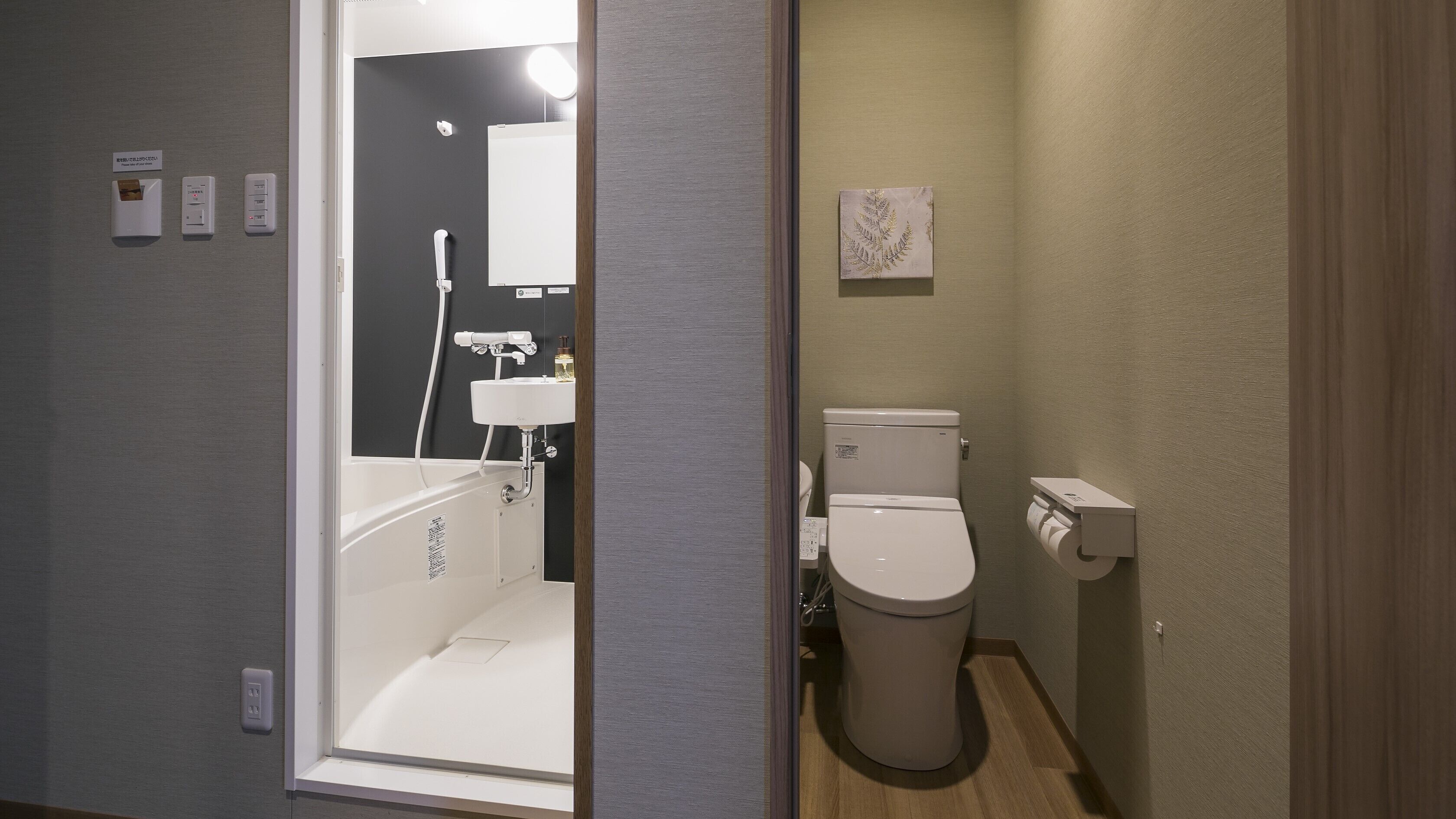 Un baño pequeño con bañera, inodoro y lavamanos.