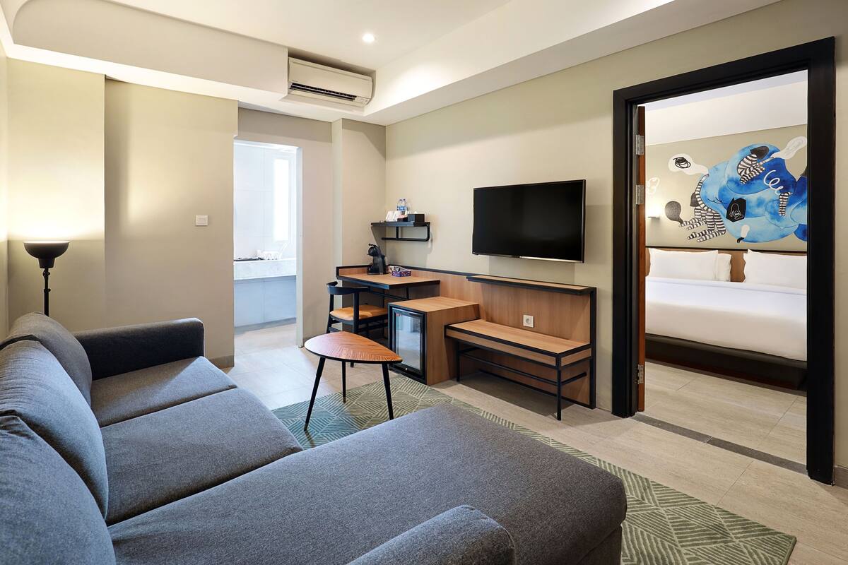 Suite | Desk, laptop workspace, free WiFi, bed sheets