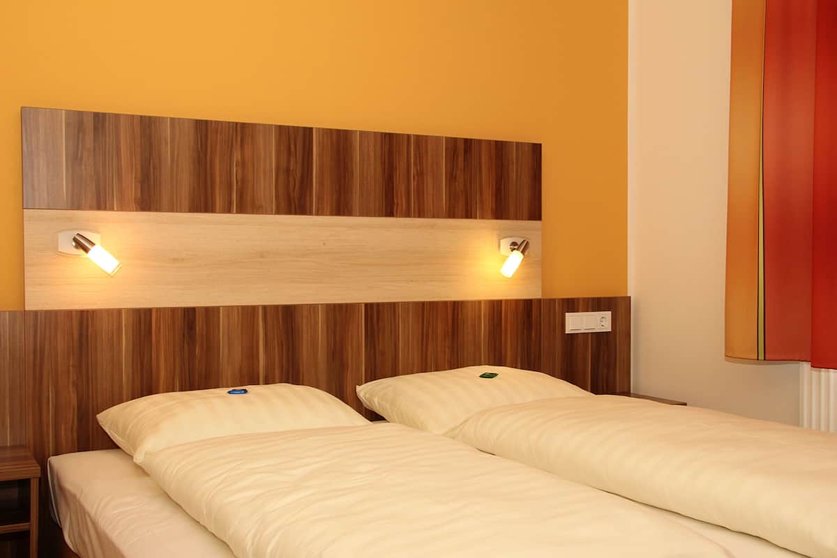 Escritorio, wifi gratis y ropa de cama