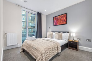 2 chambres, coffres-forts dans les chambres, bureau