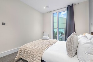 2 bedrooms, in-room safe, desk, iron/ironing board