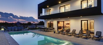 Luxury 7-BR Villa for 14, with Heated Pool