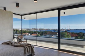 7 bedrooms, iron/ironing board, WiFi, bed sheets