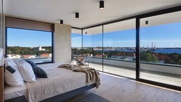 7 bedrooms, iron/ironing board, WiFi, bed sheets