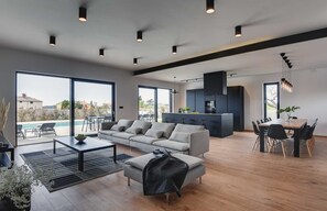 Smart TV, mesa de ping pong, libros