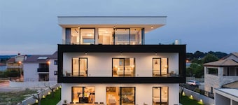 Luxury 7-BR Villa for 14, with Heated Pool