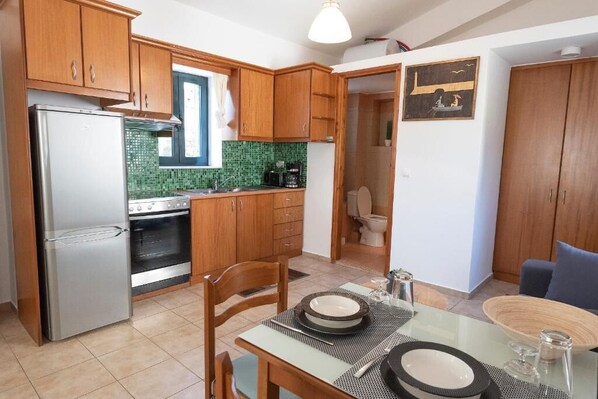 Fridge, oven, stovetop, coffee/tea maker