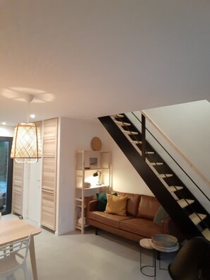 TV, DVD player - Contemporary gîte in Paradou. Sleeps 12. (Paradou)