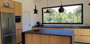 Microwave, oven, stovetop, dishwasher - Contemporary gîte in Paradou. Sleeps 12. (Paradou)