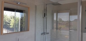 Bathroom - Contemporary gîte in Paradou. Sleeps 12. (Paradou)