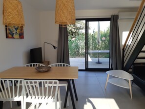 Dining - Contemporary gîte in Paradou. Sleeps 12. (Paradou)