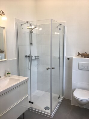 Een douche, een haardroger, handdoeken