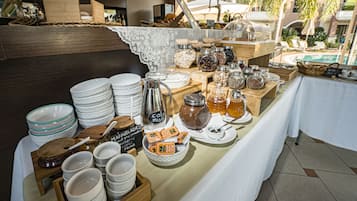 Desayuno buffet diario (EUR 11 por persona)