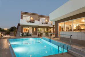 Outdoor pool, pool umbrellas, sun loungers - Okeanis 2 (Chania)