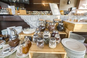 Se ofrece un desayuno bufé todos los días (por un coste adicional)