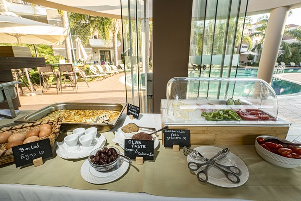 Daily buffet breakfast for a fee