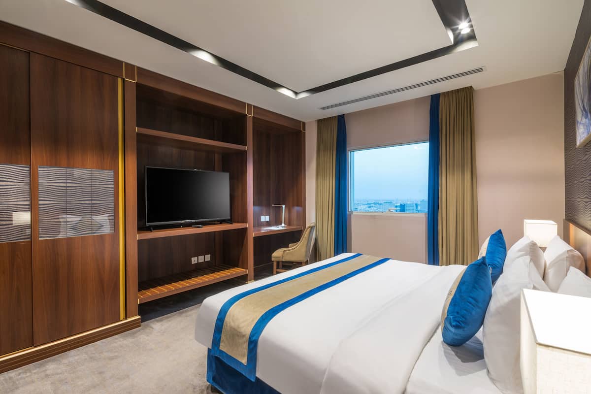 Deluxe king suite | Seprai antialergi, minibar, meja kerja, dan ruang kerja ramah laptop