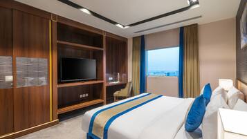 Deluxe king suite | Hypo-allergenic bedding, minibar, desk, laptop workspace