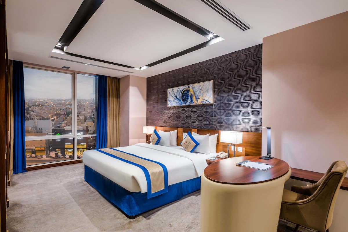 Ropa de cama hipoalergénica, minibar y escritorio