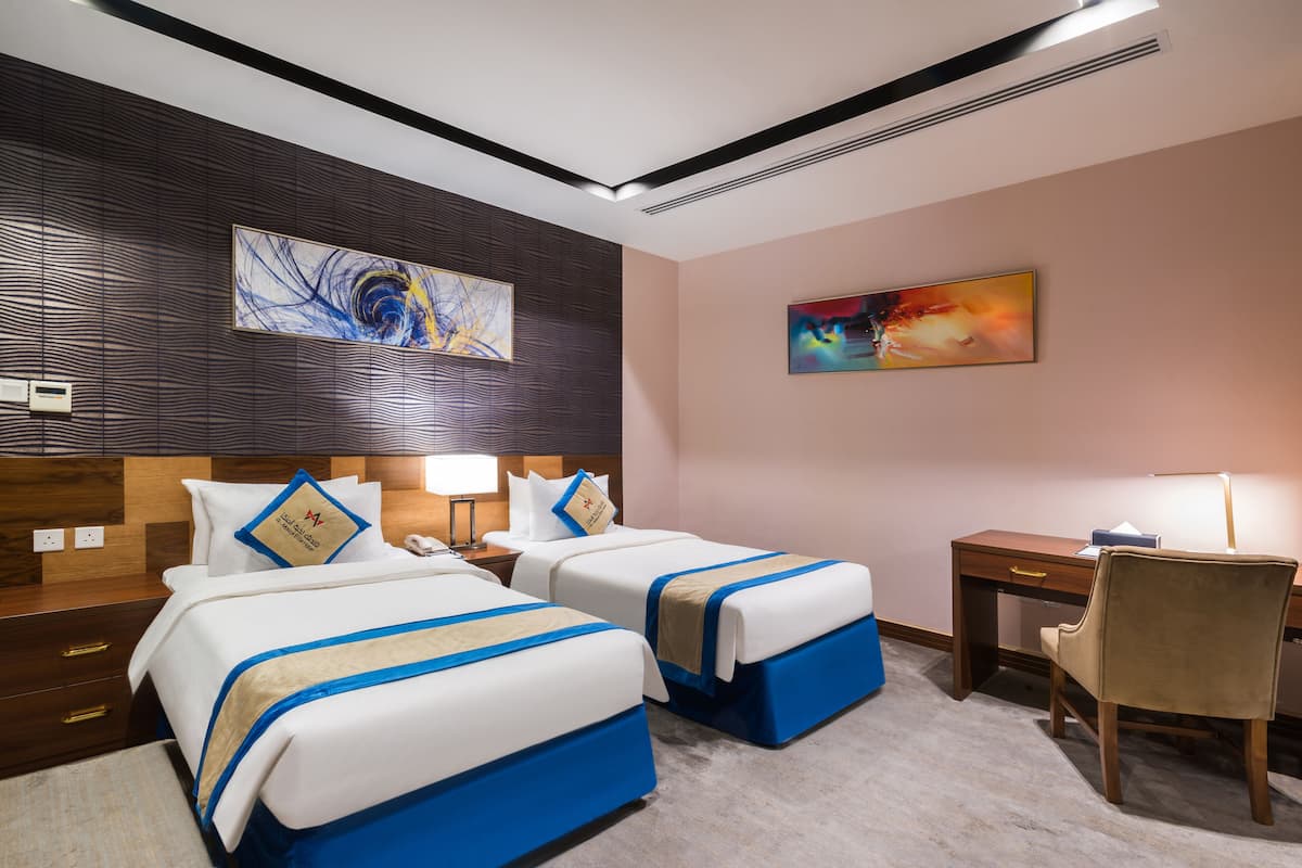 Kamar Twin Deluks | Seprai antialergi, minibar, meja kerja, dan ruang kerja ramah laptop