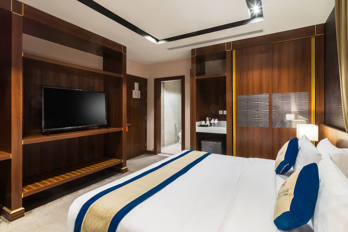 Ropa de cama hipoalergénica, minibar y escritorio