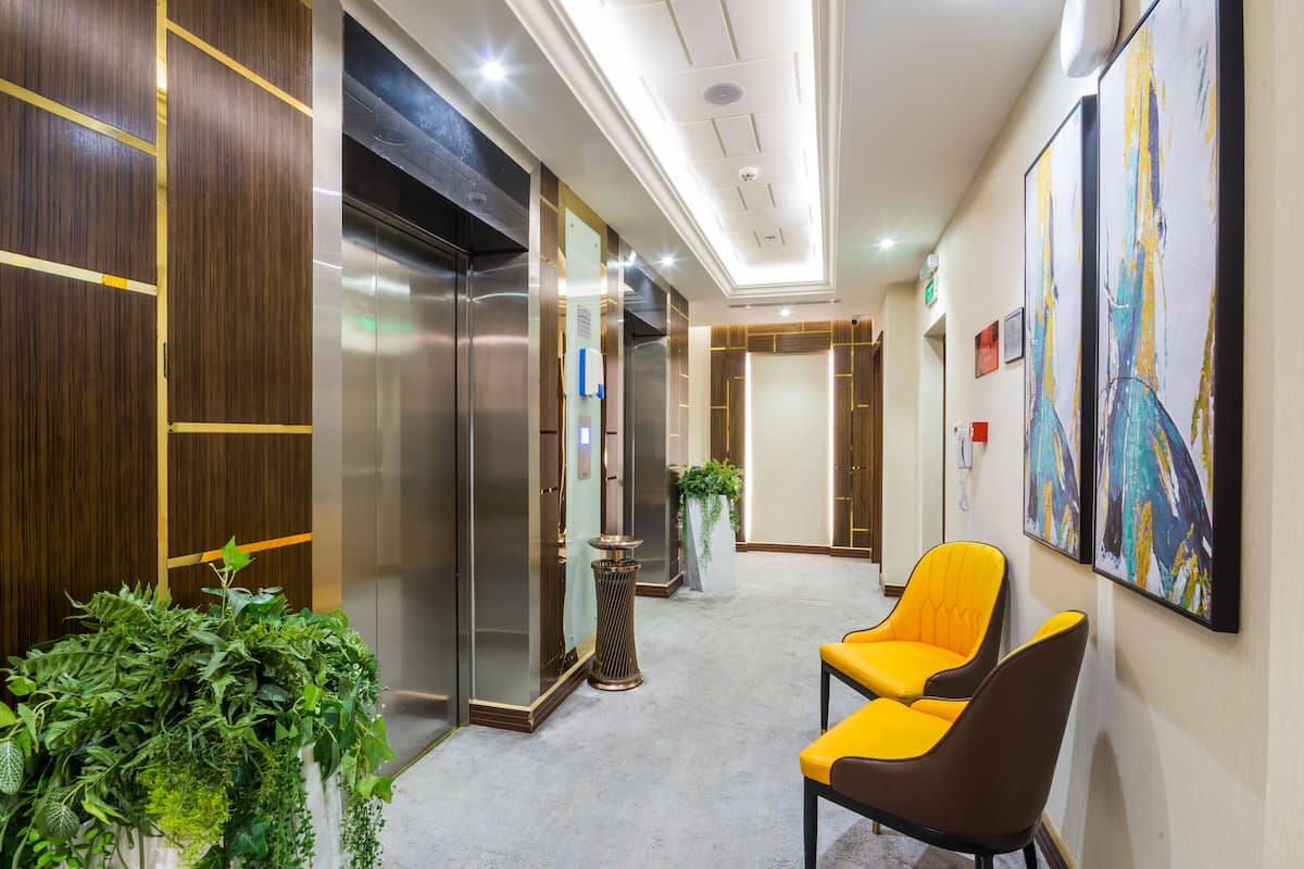 Ropa de cama hipoalergénica, minibar y escritorio