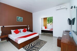 Hypo-allergenic bedding, desk, laptop workspace, free WiFi - The Kings Bay Hotel (Negombo)
