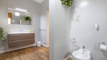 Doccia, asciugacapelli, bidet, asciugamani