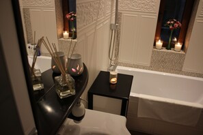 Combined shower/tub, hair dryer, bidet, towels